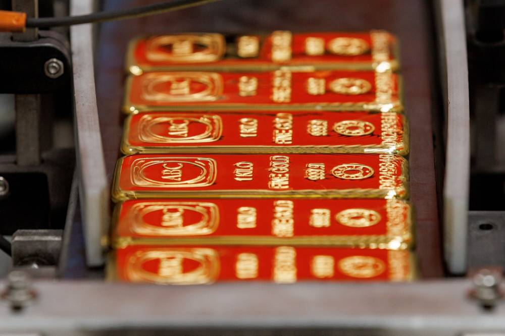سبائك ذهب وزن كيلوغرام في مصهر مصفاة إيه بي سي الذي تديره شركة باليون، في سيدني، أستراليا (بلومبيرغ)