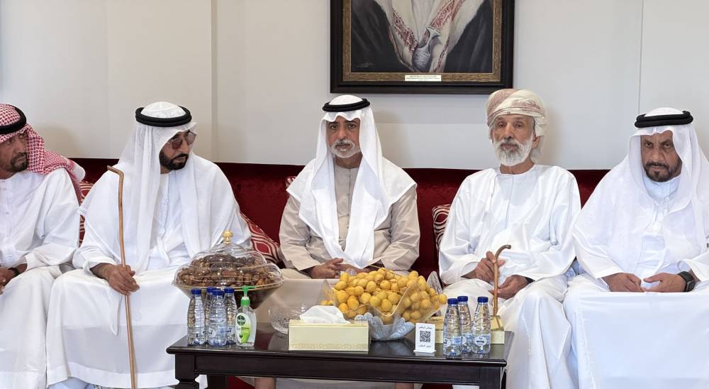 نهيان بن مبارك يقدم واجب العزاء في وفاة عوض سعيد الكتبي