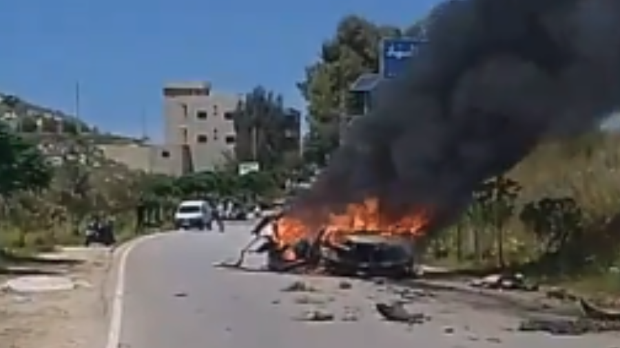 قتيل ومصاب بغارة إسرائيلية على سيارة في جنوب لبنان