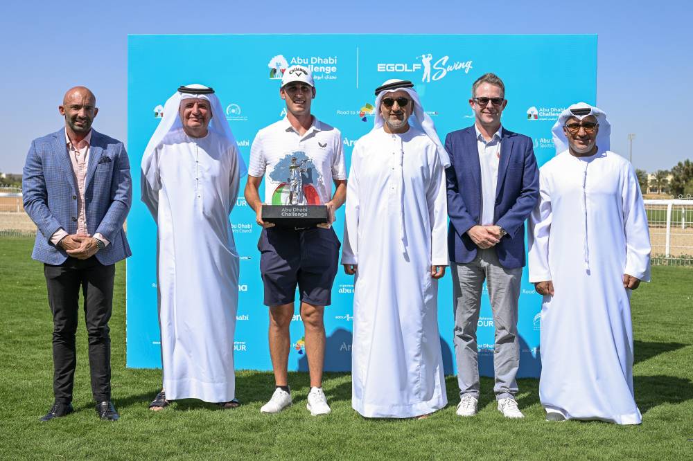 العواني والعطار وكبار الحضور يتوجون البطل
