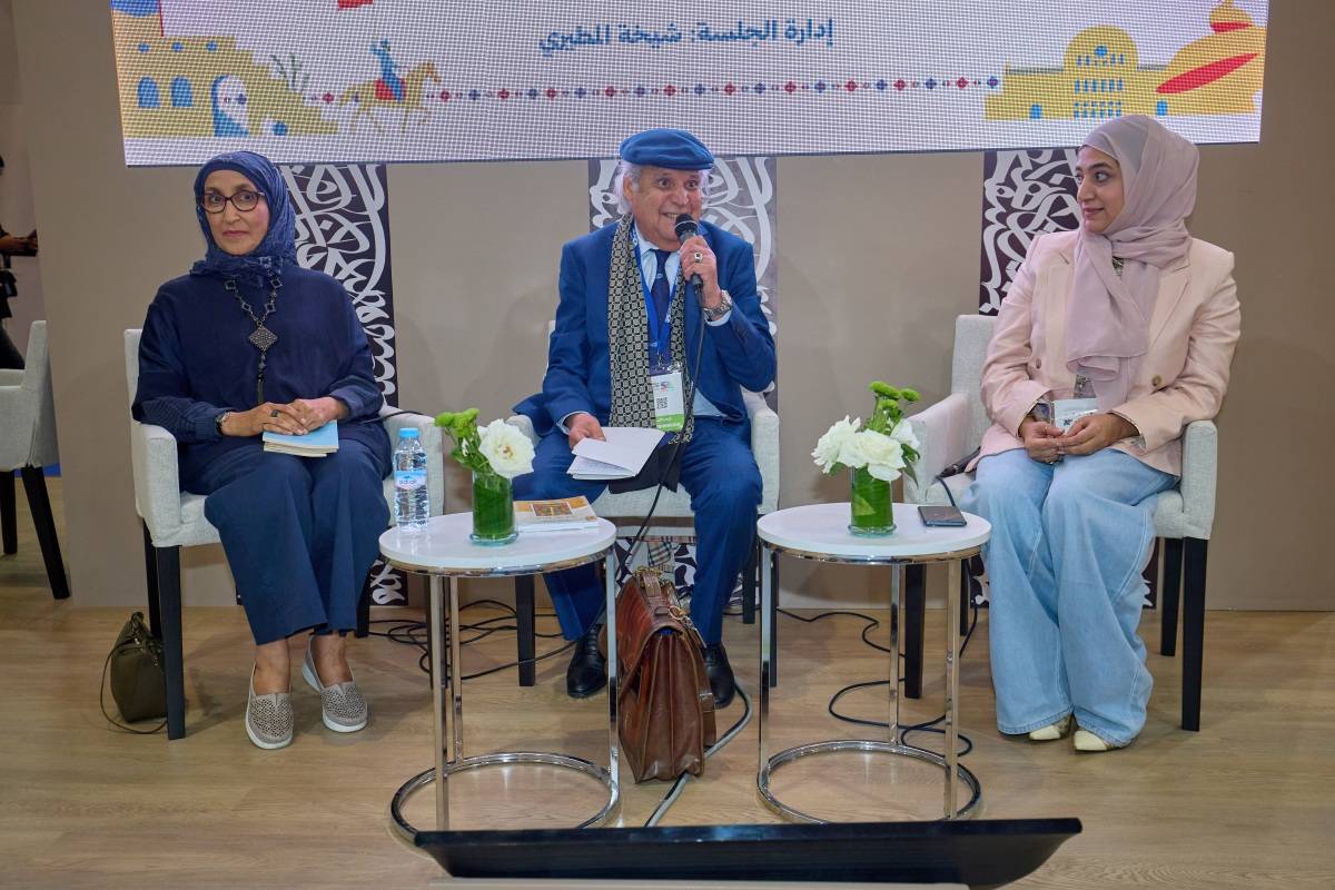 1خلود المعلا وإدريس الملياني وشيخة المطيري خلال الأمسية