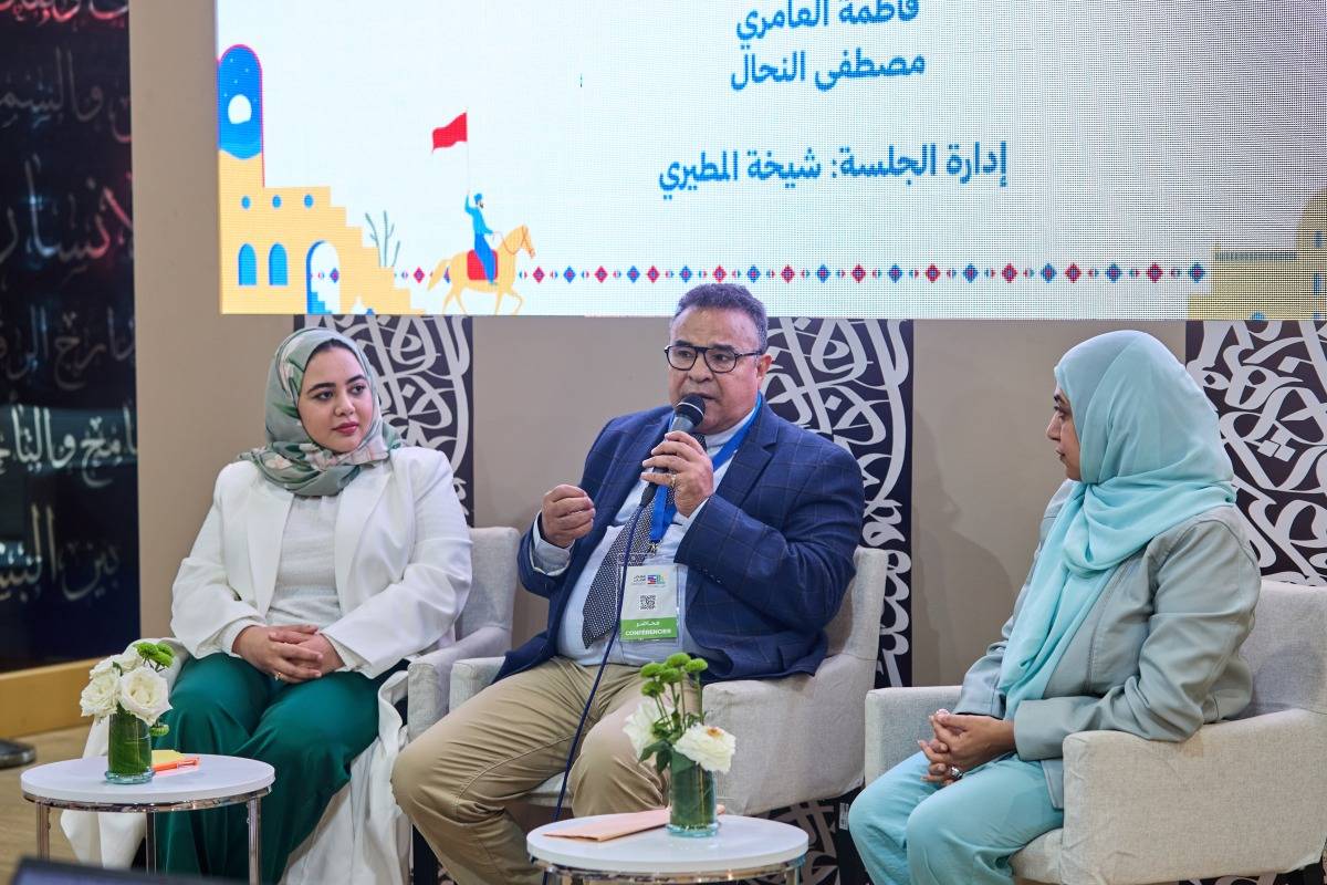 خلال جلسة «ضوء الكلمة.. وهج الألوان»