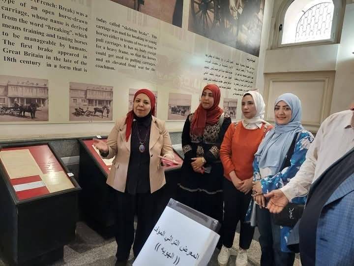 قطع أثرية ووثائق تاريخية في معرض بمتحف المركبات الملكية بمصر
