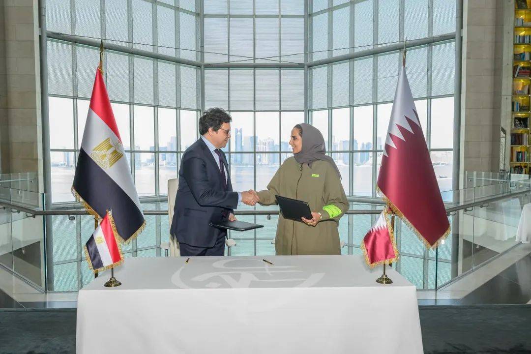وزير الثقافة المصري ورئيسة مجلس أمناء متاحف قطر خلال توقيع الاتفاقية