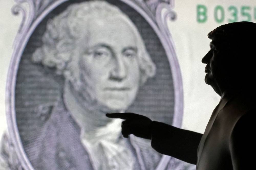 الدولار يقفز والذهب يتخلى عن القمّة.. بعد تراجع ترامب عن تهديد رئيس «الفيدرالي»