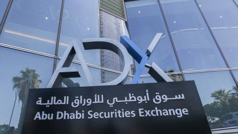 «سوق أبوظبي» يوقّع اتفاقية مع نظيره وهيئة الأوراق بالعراق