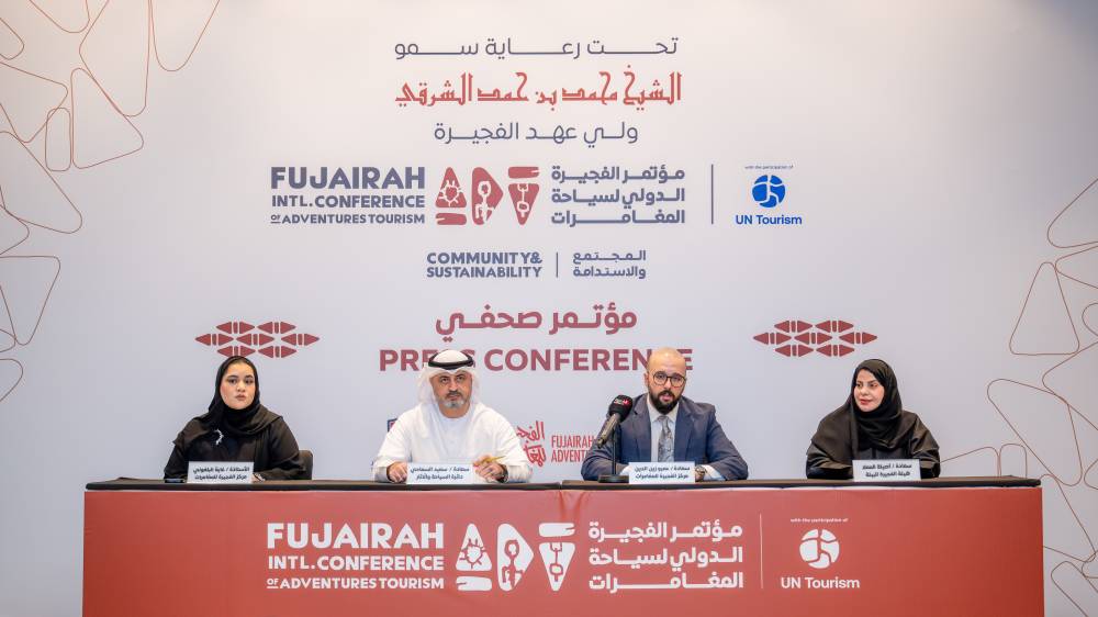 اعضاء اللجنة المنظمة متحدثين في المؤتمر الصحافي