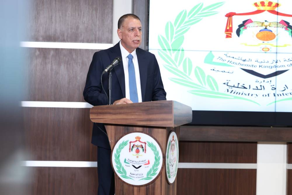 وزير الداخلية مازن الفراية أثناء المؤتمر الصحفي في عمّان (بترا)