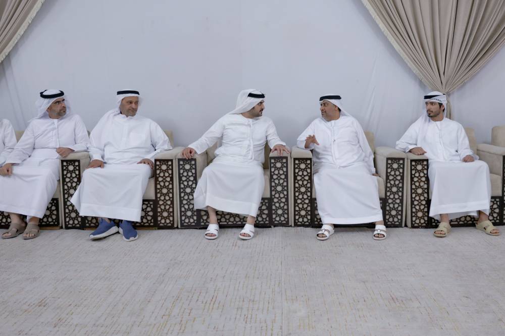 مكتوم بن محمد يعزي في وفاة جمعة محمد المهيري