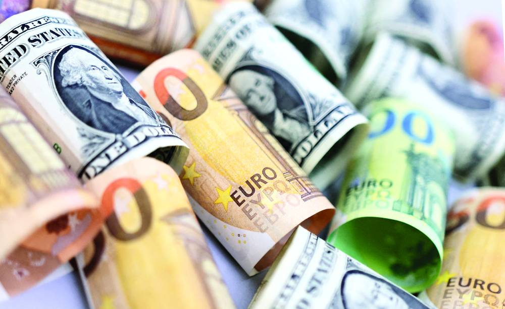 أوراق نقدية من الدولار الأمريكي واليورو
