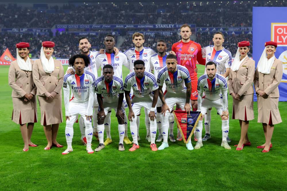 لاعبو فريق ليون مع مضيفات طيران الإمارات