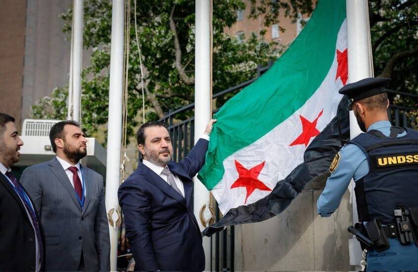 وزير خارجية سوريا يرفع العلم الجديد أمام مقر الأمم المتحدة بنيويورك