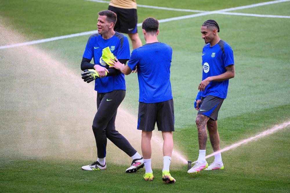 تشيزني مع رافينيا في تمرينات برشلونة
