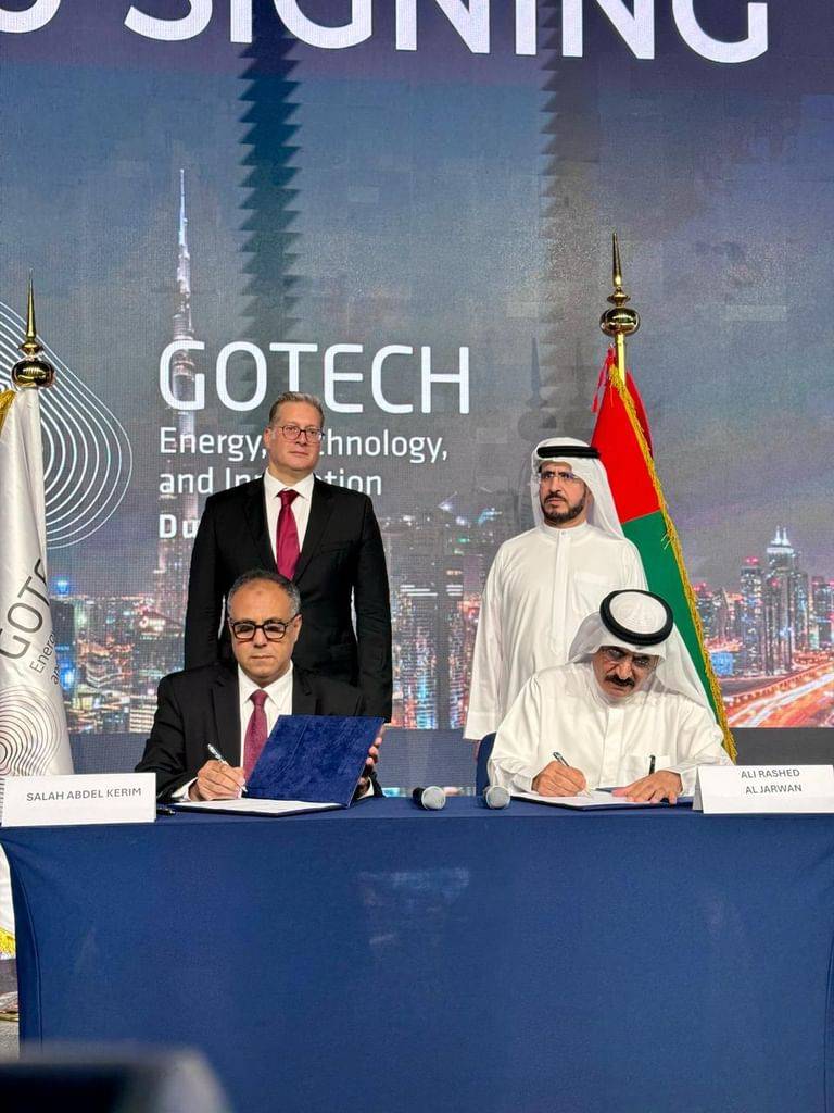 سعيد الطاير يحضر توقيع إحدى الاتفاقيات من قبل علي الجروان وصلاح عبدالكريم