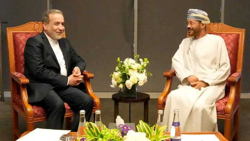 وزير الخارجية العماني خلال استقباله نظيره الإيراني