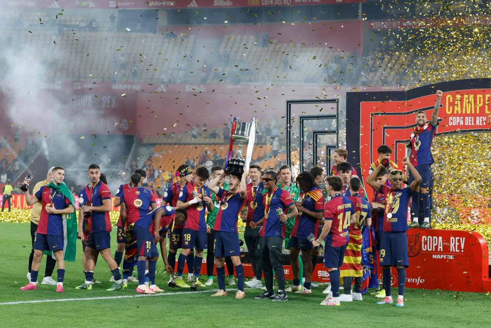 نجوم برشلونة يحتفلون بالكأس