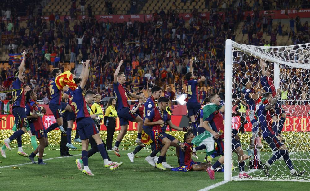 لاعبو برشلونة يحتفلون