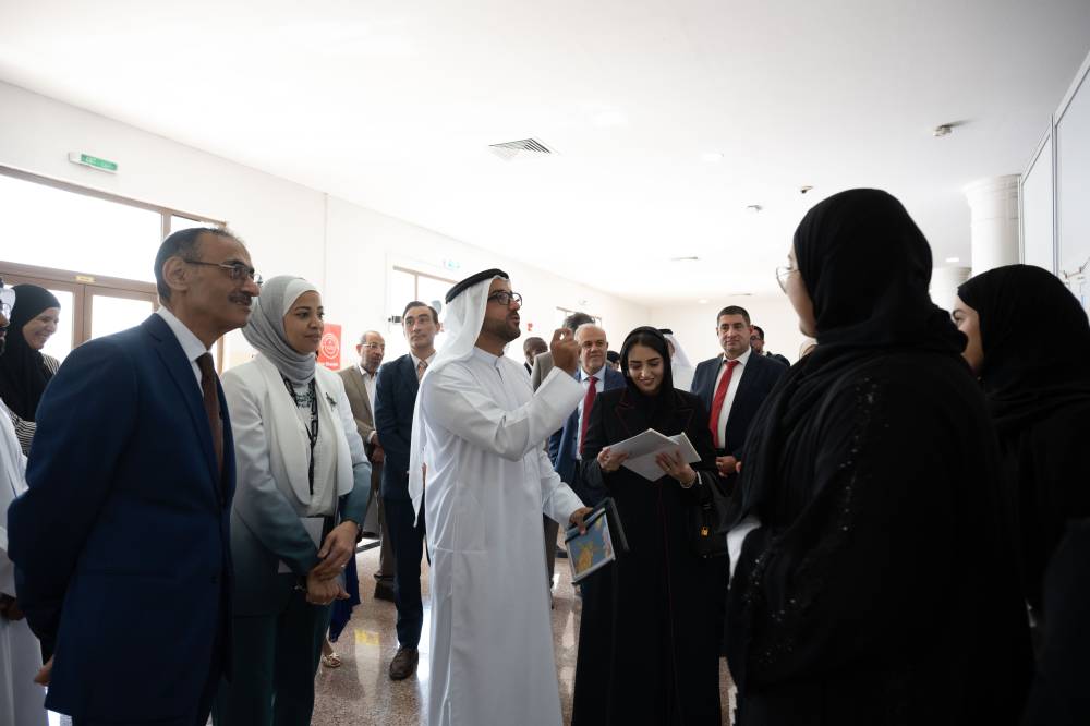 فاهم بن سلطان القاسمي متحدثاً إلى مجموعة من حضور الفعالية