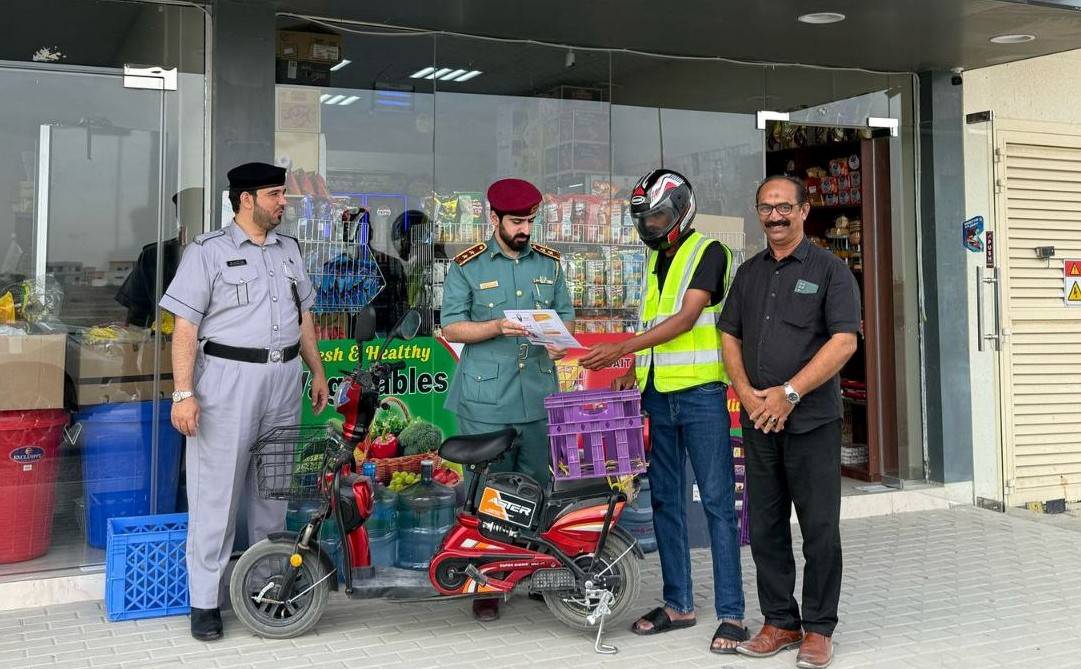 مركز شرطة المنامة يوعي بالقيادة الآمنة للدراجات