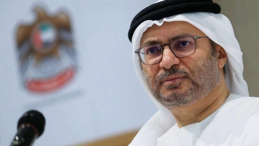 قرقاش: نجدد الدعوة لوقف الحرب فوراً