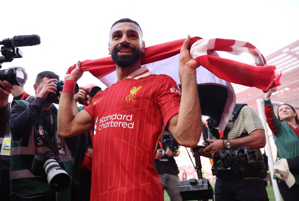 صلاح يحتفل بعلم مصر بعد حصد اللقب