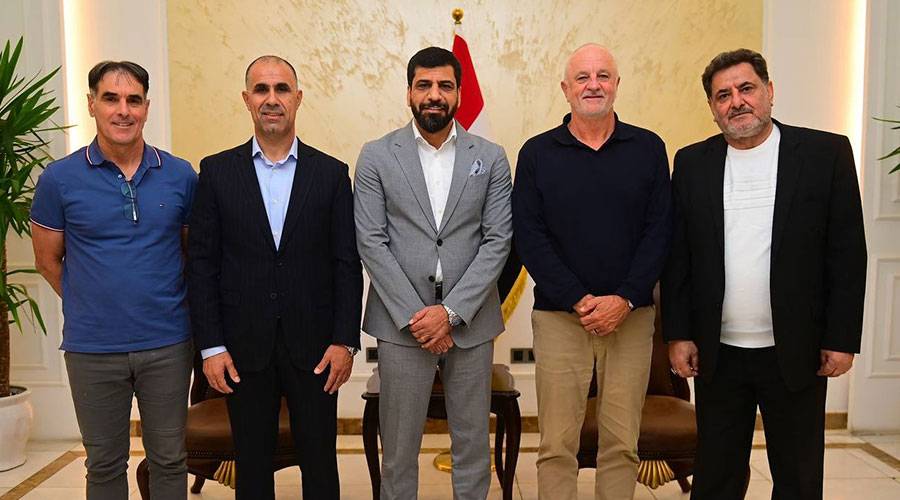 وصول المدرب الأسترالي أرنولد إلى بغداد لتدريب «أسود الرافدين»