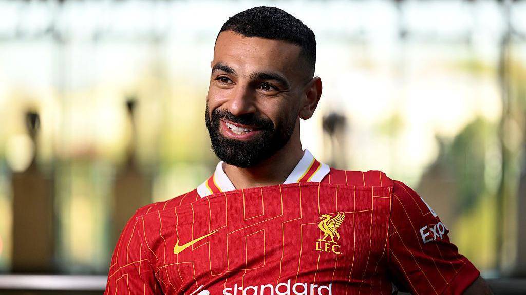 محمد صلاح يُفاجئ الجميع ويشعل سباق الكرة الذهبية 2025 بالأرقام والتتويجات