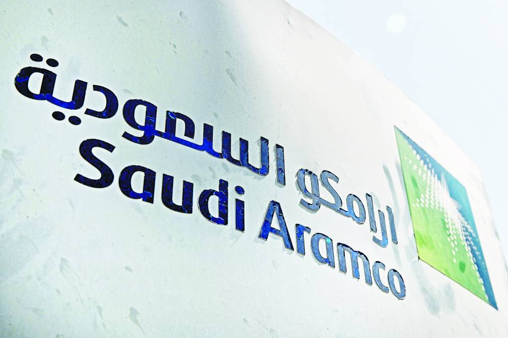 شعار «أرامكو السعودية» داخل منشأة نفطية في خريص بالسعودية (رويترز)