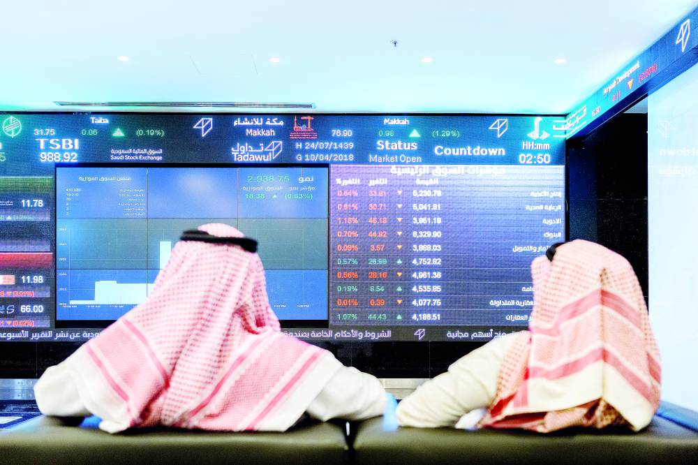 متعاملان في البورصة السعودية ( بلومبيرغ - أرشيفية)