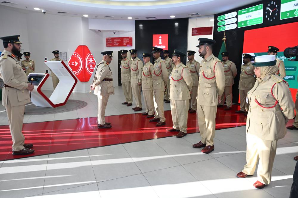اللواء المنصوري يتفقد سير العمل في مركز جبل علي (1).JPG