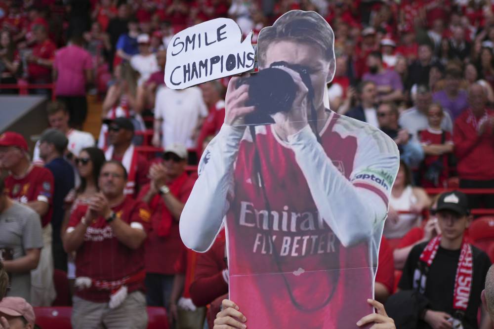 جمهور ليفربول يسخر من أرسنال ويصفر ضد أرنولد