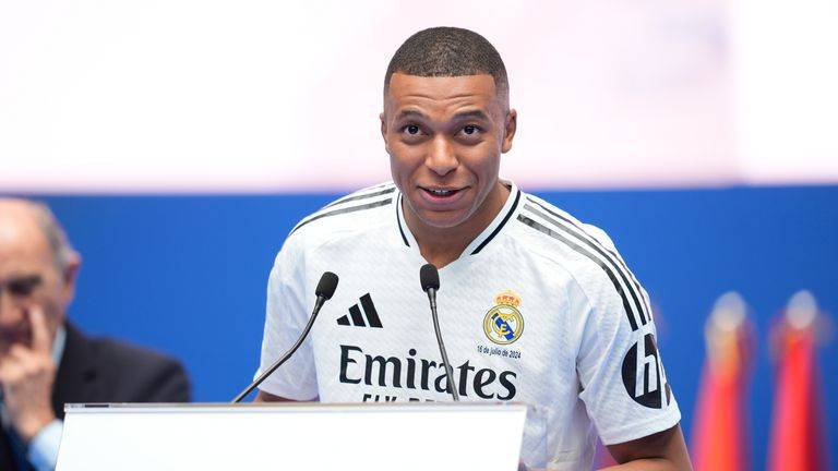 ريال مدريد واجه برشلونة بدبابة واحدة و10 جنود صفيح
