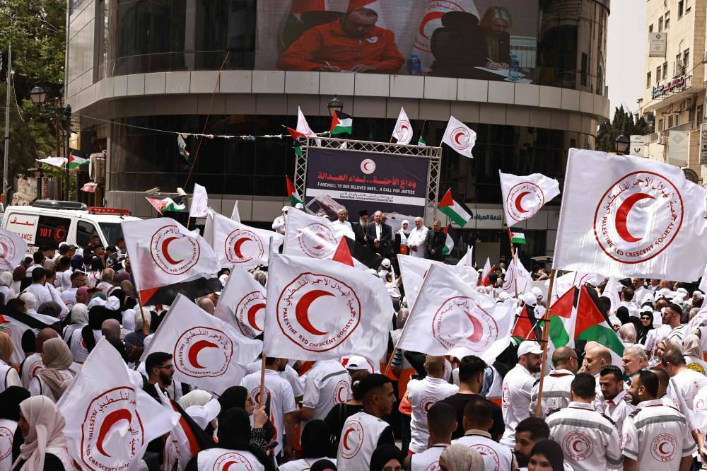أطباء ومسعفون يحتجون على قتل زملائهم بالضفة الغربية وغزة أطباء ومسعفون يحتجون على قتل زملائهم بالضفة الغربية وغزة