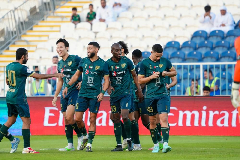 فرحة لاعبي خورفكان بالتعادل الصعب