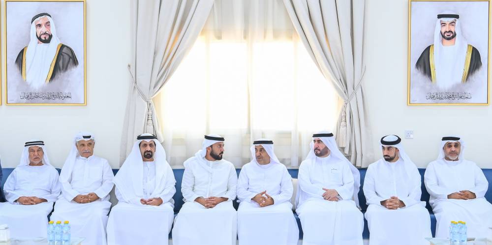 عبدالعزيز بن حميد خلال تقديم واجب العزاء