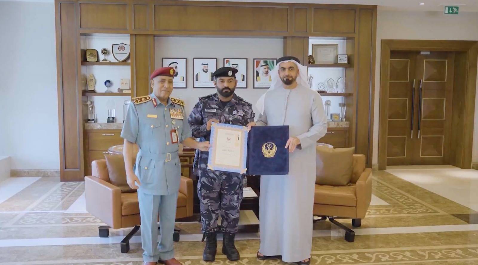 سيف بن زايد يكرم العريف أول أحمد البلوشي بميدالية التميّز الوظيفي
