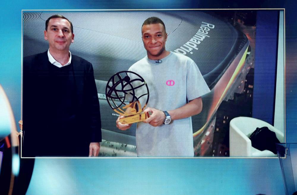 مبابي يتسلم جائزة أفضل لاعب فرنسي