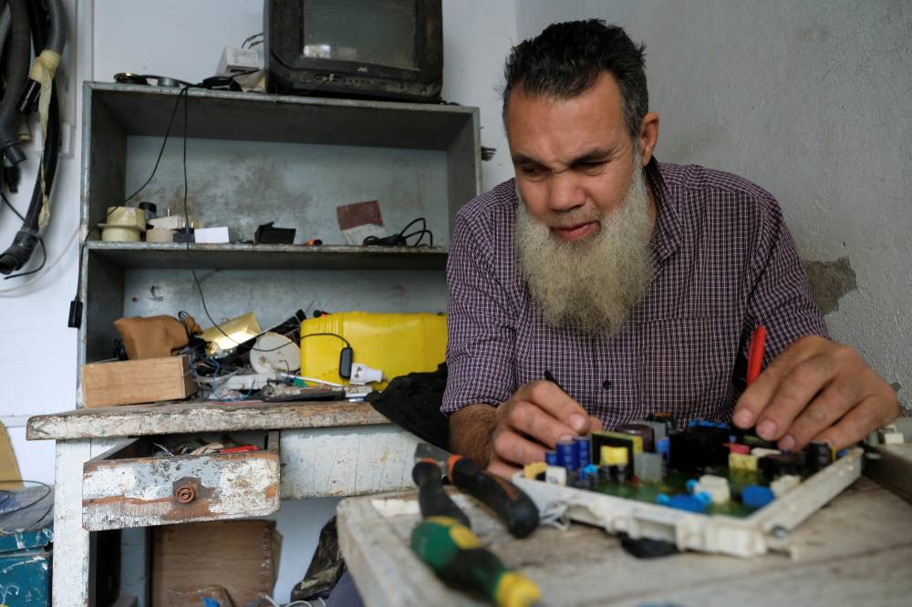فاروق سعيد أثناء التصليح (رويترز)