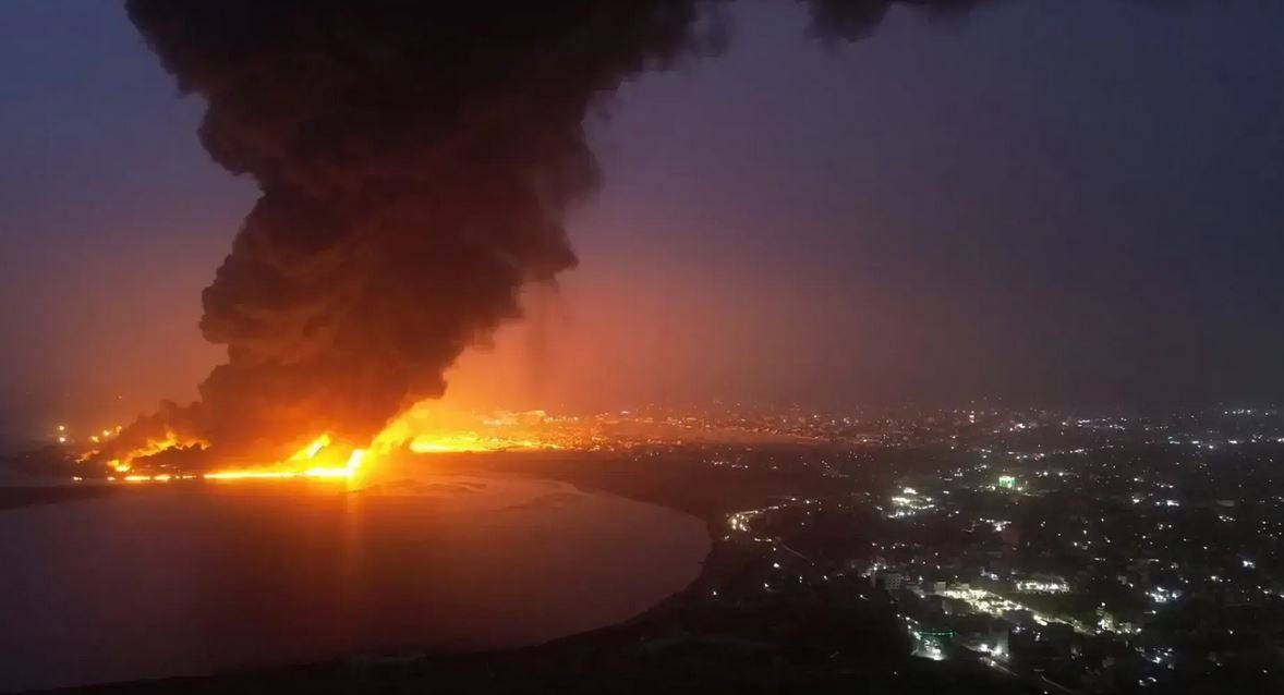الجيش الإسرائيلي يصدر تحذيراً بإخلاء 3 موانئ في اليمن الجيش الإسرائيلي يصدر تحذيراً بإخلاء 3 موانئ في اليمن