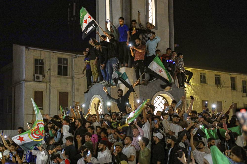 فرحة وتفاؤل بعد قرار رفع العقوبات الأمريكية عن سوريا فرحة وتفاؤل بعد قرار رفع العقوبات الأمريكية عن سوريا