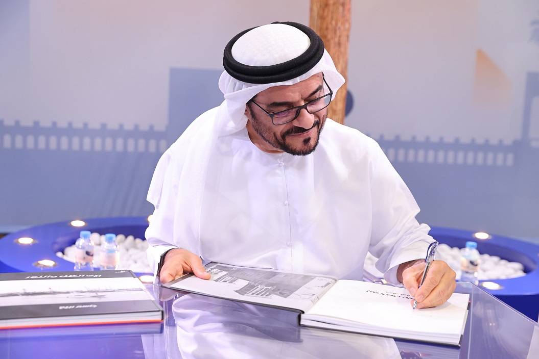 جاسم العوضي يوقع كتابه