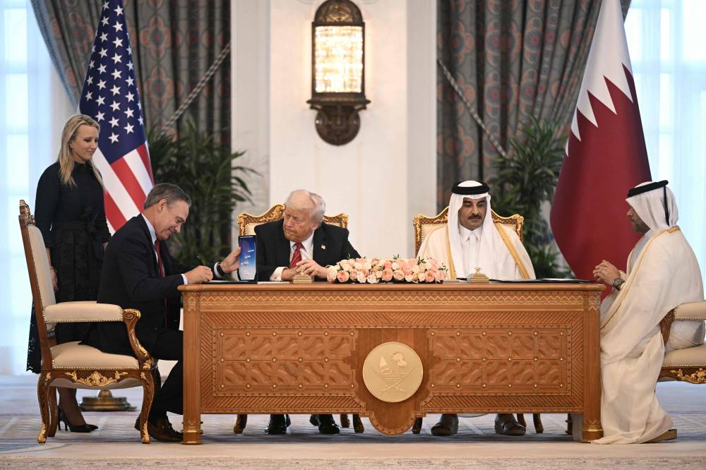 أمير قطر والرئيس الأمريكي يشهدان توقيع اتفاقية بوينغ أمير قطر والرئيس الأمريكي يشهدان توقيع اتفاقية بوينغ