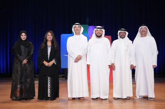 عبدالله العويس وأحمد بورحيمة خلال تكريم بعض الفائزين