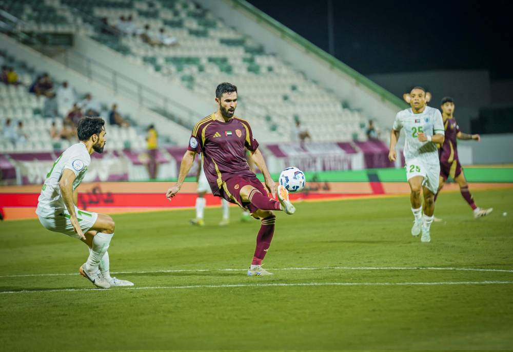 خريبين لاعب الوحدة يروض الكرة أمام دبا الحصن
