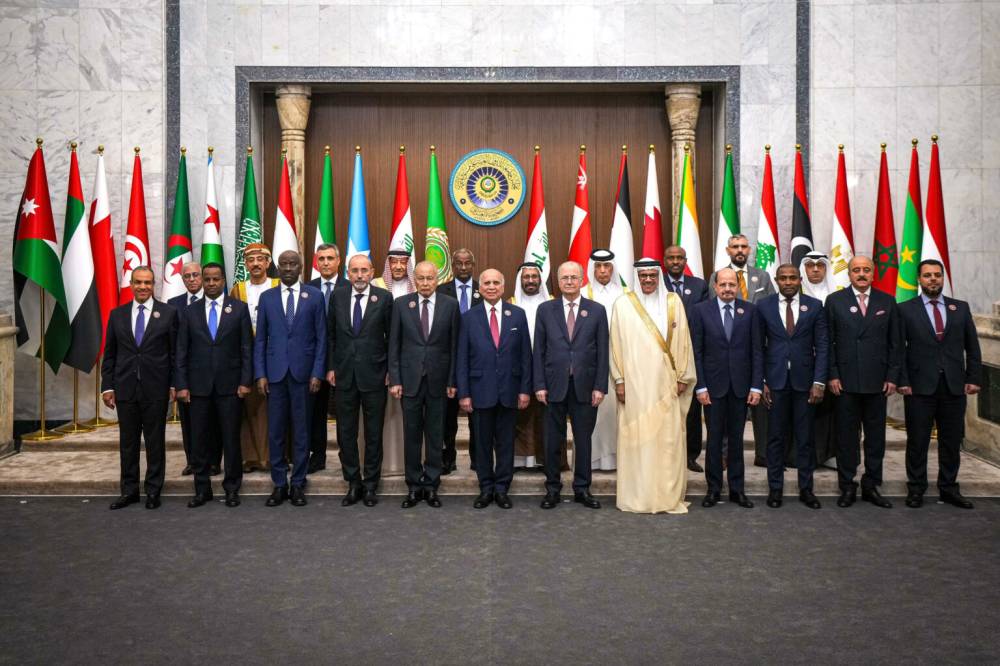 صورة جماعية للوزراء والمسؤولين في الاجتماع التحضيري للقمة العربية في بغداد (الخليج)
