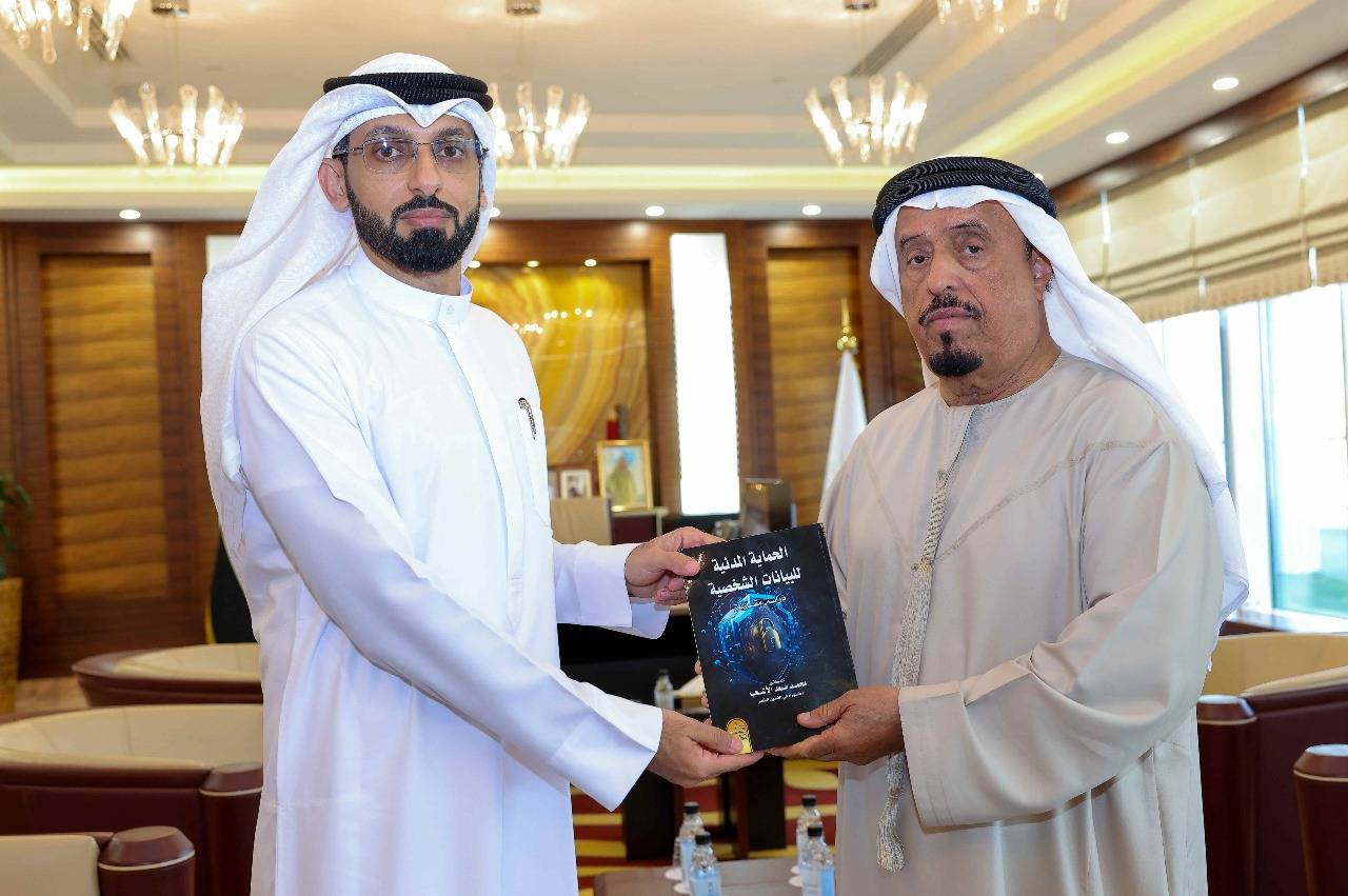 الفريق ضاحي خلفان يتلقى رسالة دكتوراه حول الحماية المدنية للبيانات.jpg