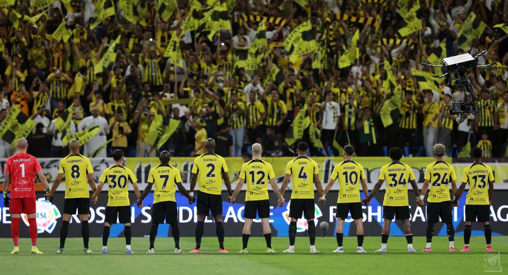 لاعبو الاتحاد مع جماهيرهم