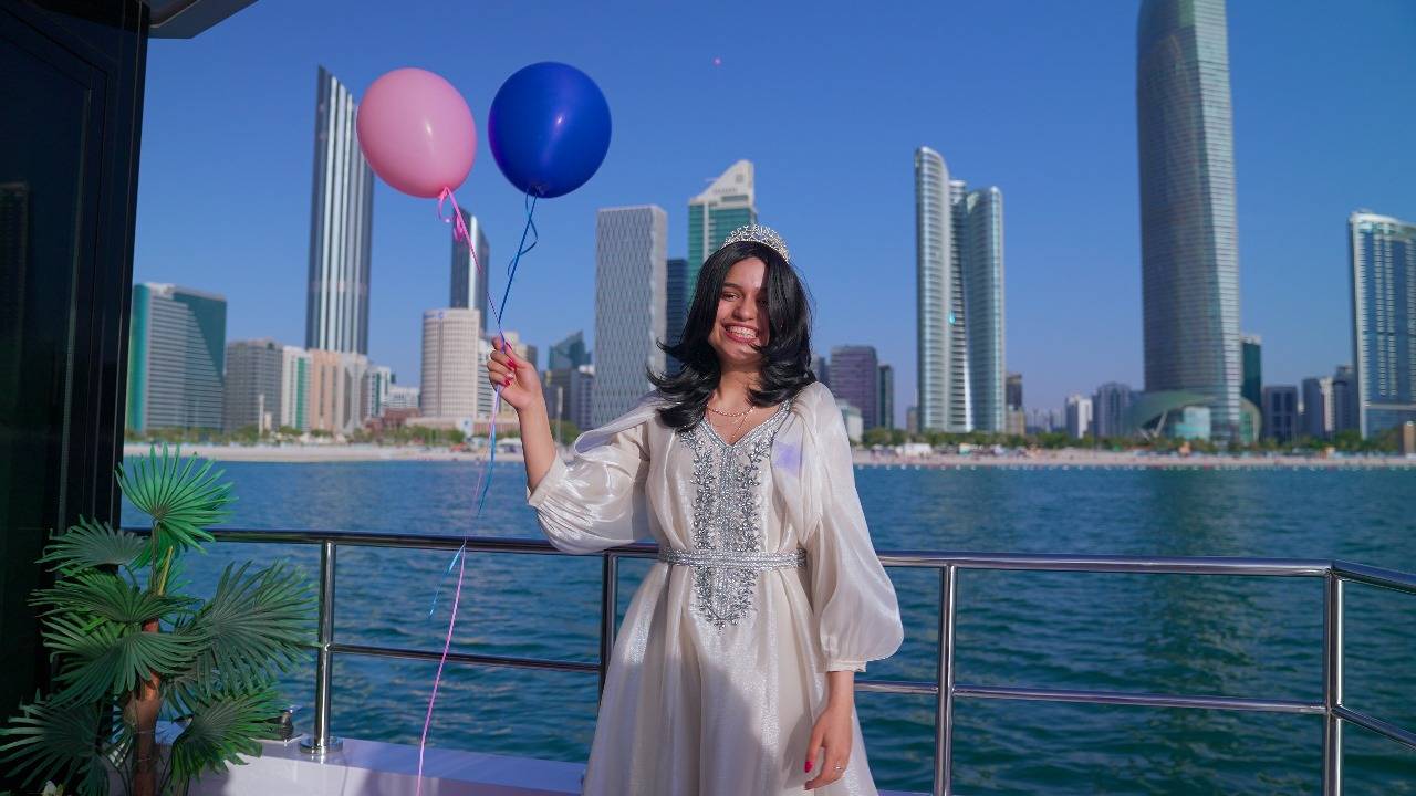 شام أثناء الاحتفال بيوم ميلادها