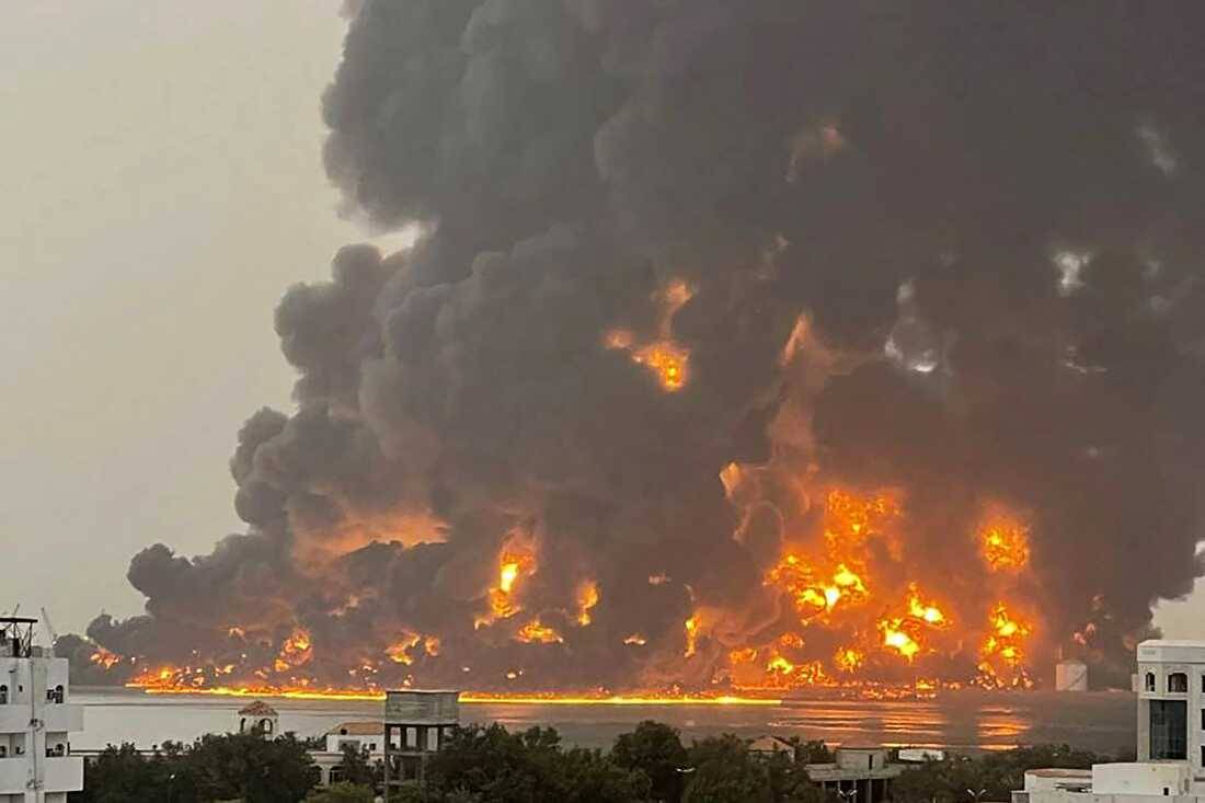 غارات إسرائيلية تستهدف ميناءي الحديدة والصليف في اليمن غارات إسرائيلية تستهدف ميناءي الحديدة والصليف في اليمن