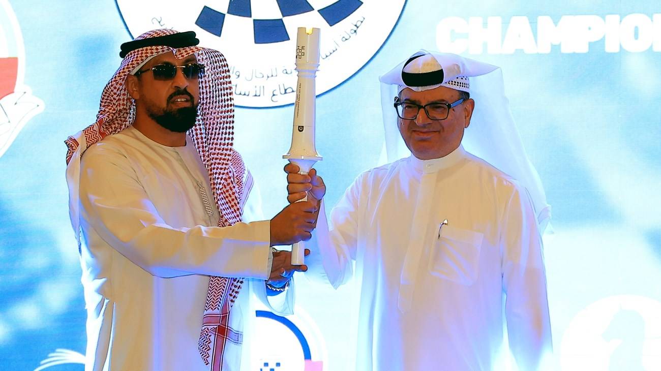 سلطان بن خليفة يسلم الشعلة لحسين الخوري